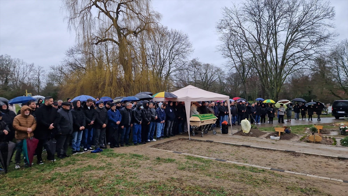 KÖLN (AA) – Elinde bıçak olduğu gerekçesiyle polis tarafından sokak