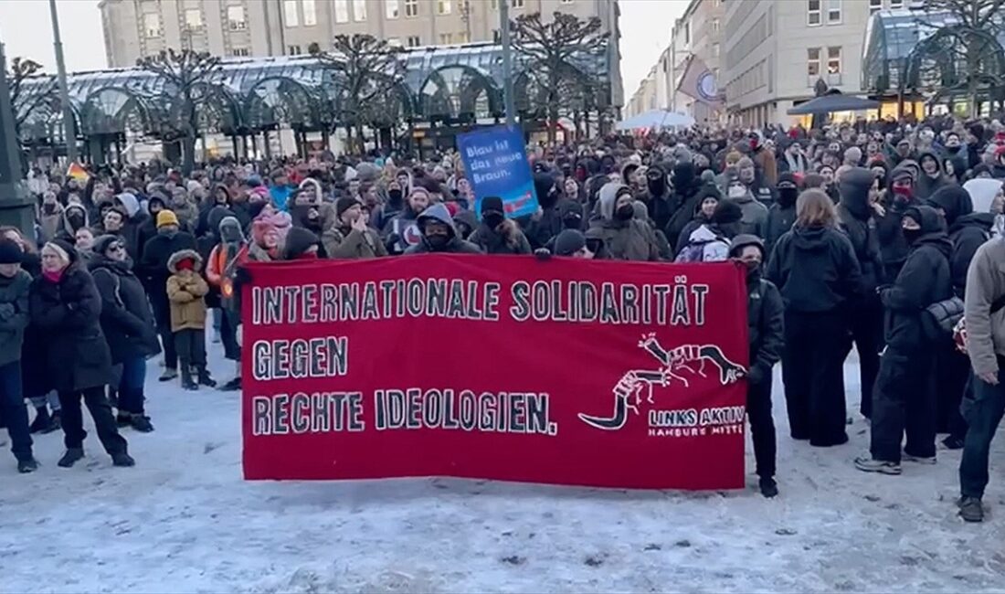 Almanya'nın Hamburg kentinde bir araya gelen yaklaşık 50 bin kişi,