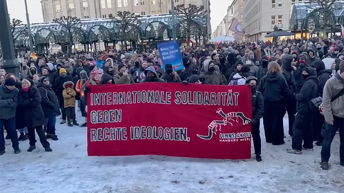 Almanya'nın Hamburg kentinde bir araya gelen yaklaşık 50 bin kişi,