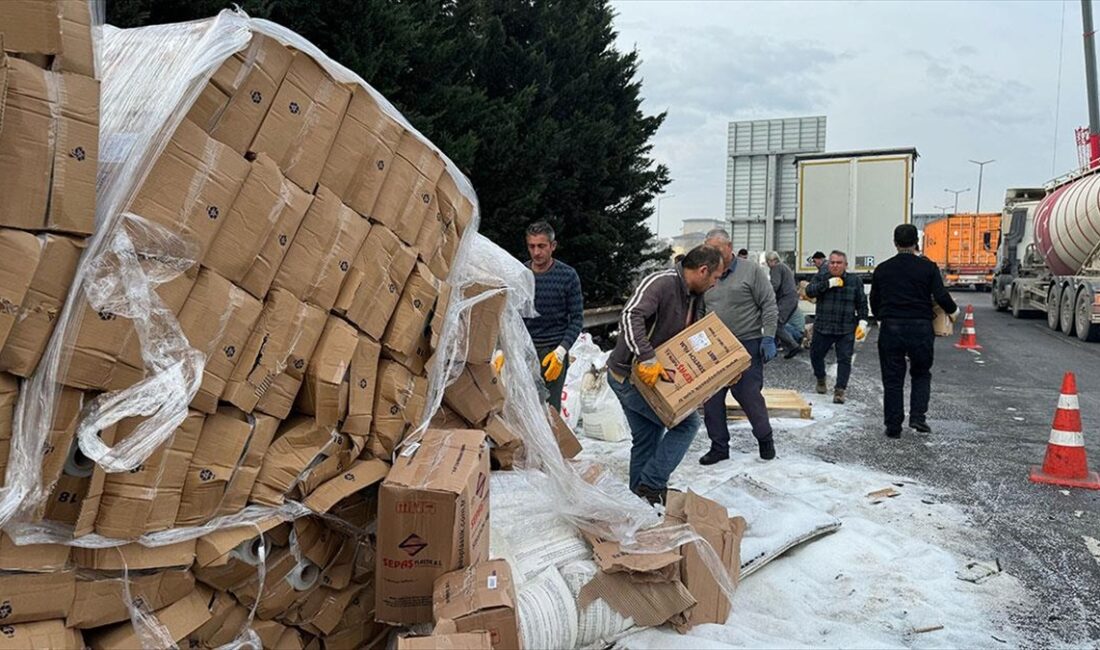 KOCAELI (AA) – Otoyolda İstanbul y&ouml;n&uuml;ne giden plastik ham maddesi
