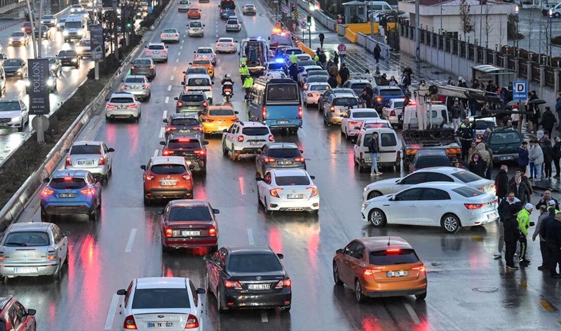 Ankara'nın Yenimahalle ilçesinde 26 aracın karıştığı trafik kazası meydana geldi.