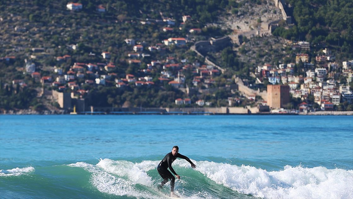 Geçen yıl turist sayısı rekoru kıran Antalya, kış sezonunda yarıyıl