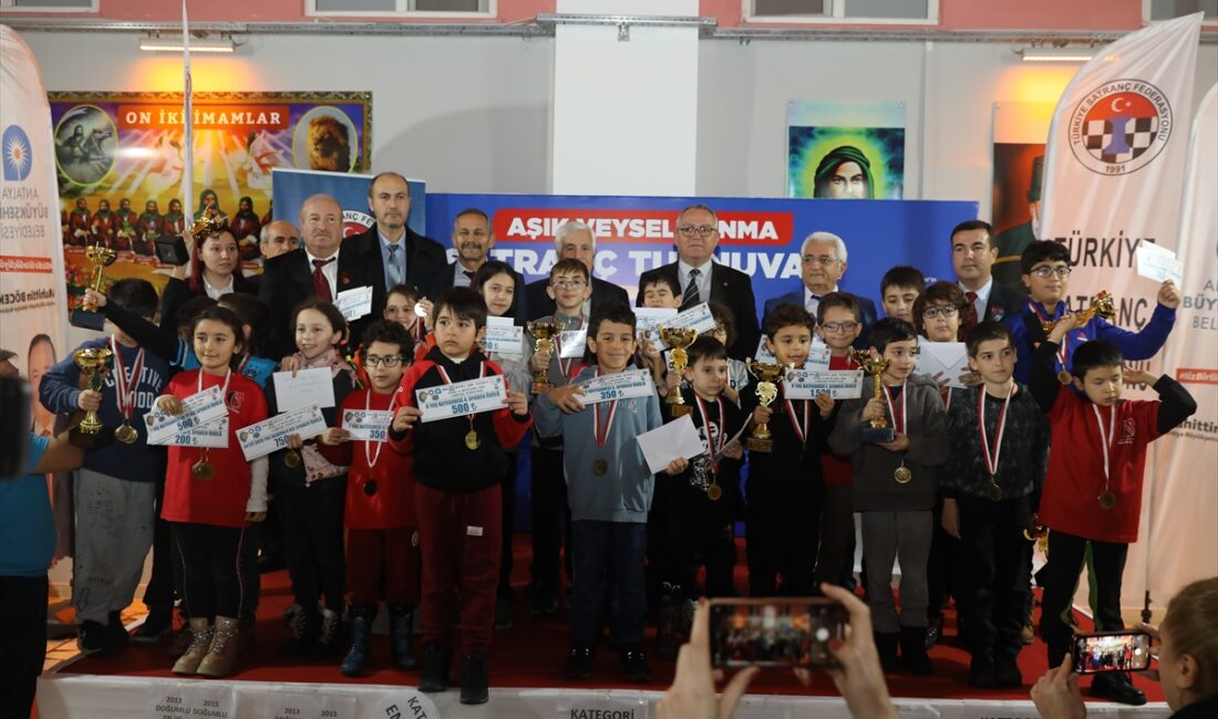 ANTALYA (AA) – Antalya'da halk ozanı Aşık Veysel anısına satranç