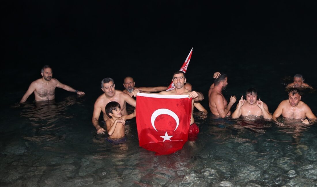 ANTALYA (AA) – Antalya'da gece denize giren bazı vatandaşlar, 2024