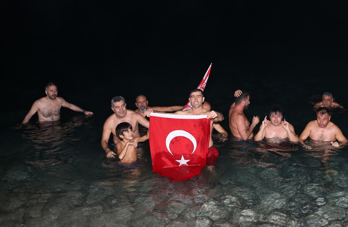 Antalya'da bazı vatandaşlar 2024'ü denize girerek karşıladı