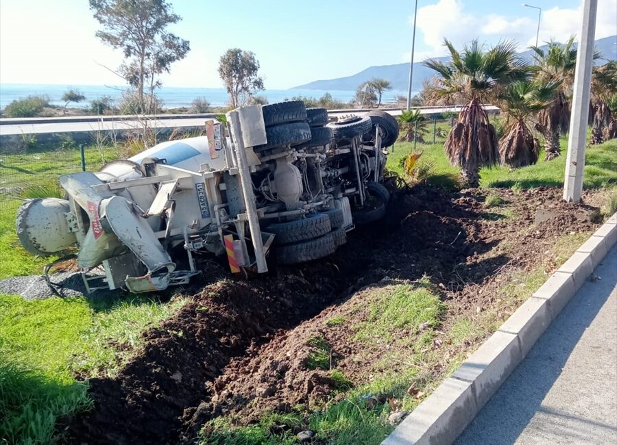 ANTALYA (AA) – Antalya'nın Finike ilçesinde yolun kenarında bekleyen kişi,