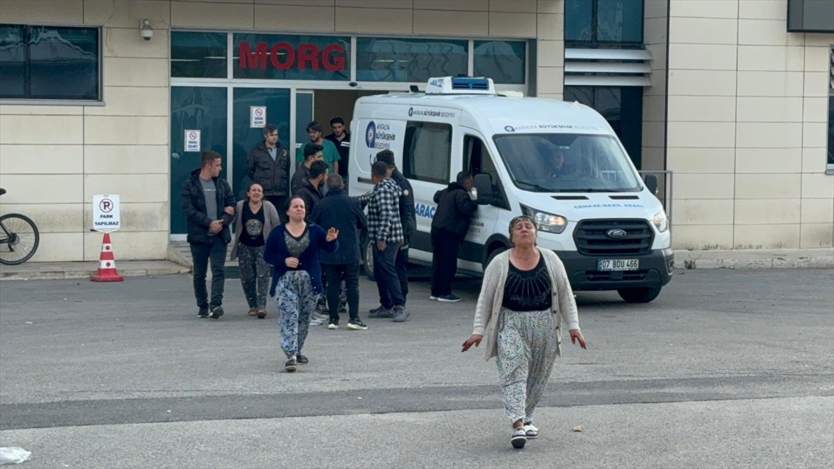 Antalya'da bıçaklanan kadın hayatını kaybetti
