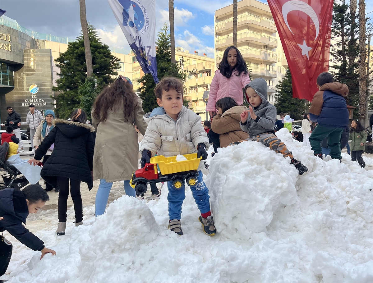 Antalya'da çocuklar kamyonla getirilen karla eğlendi