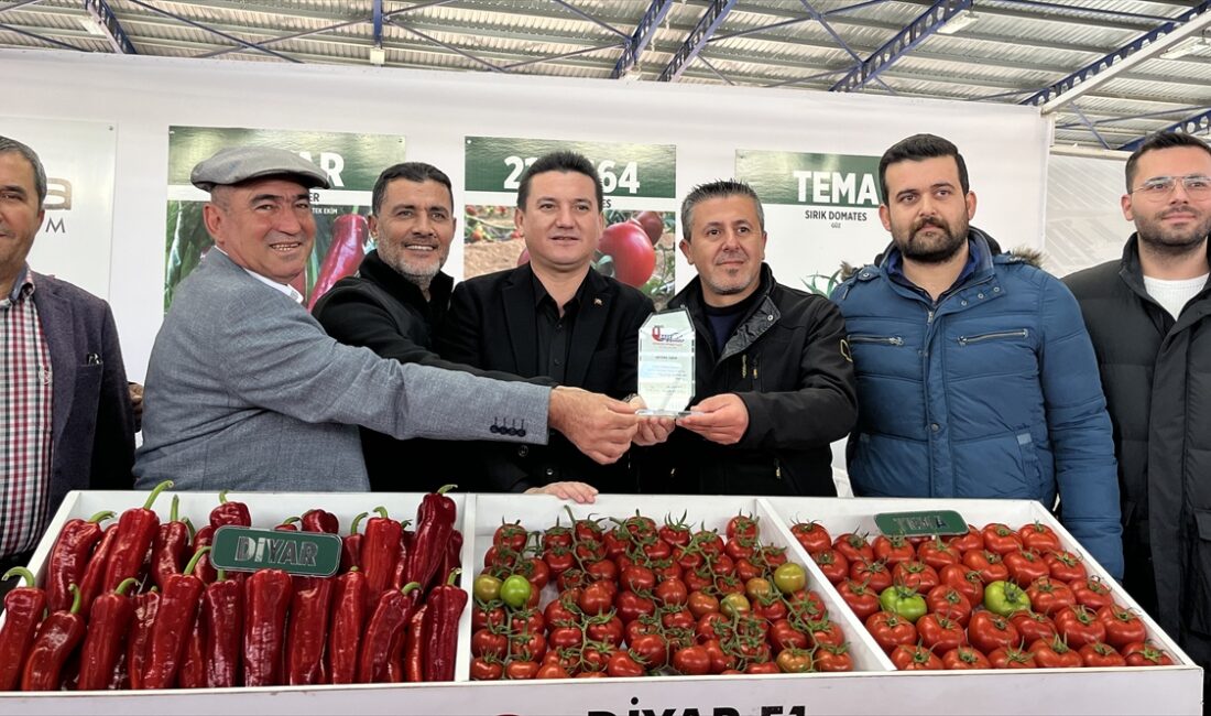 ANTALYA (AA) – Antalya'nın Kumluca ilçesinde düzenlenen "Domates İhtisas Fuarı"