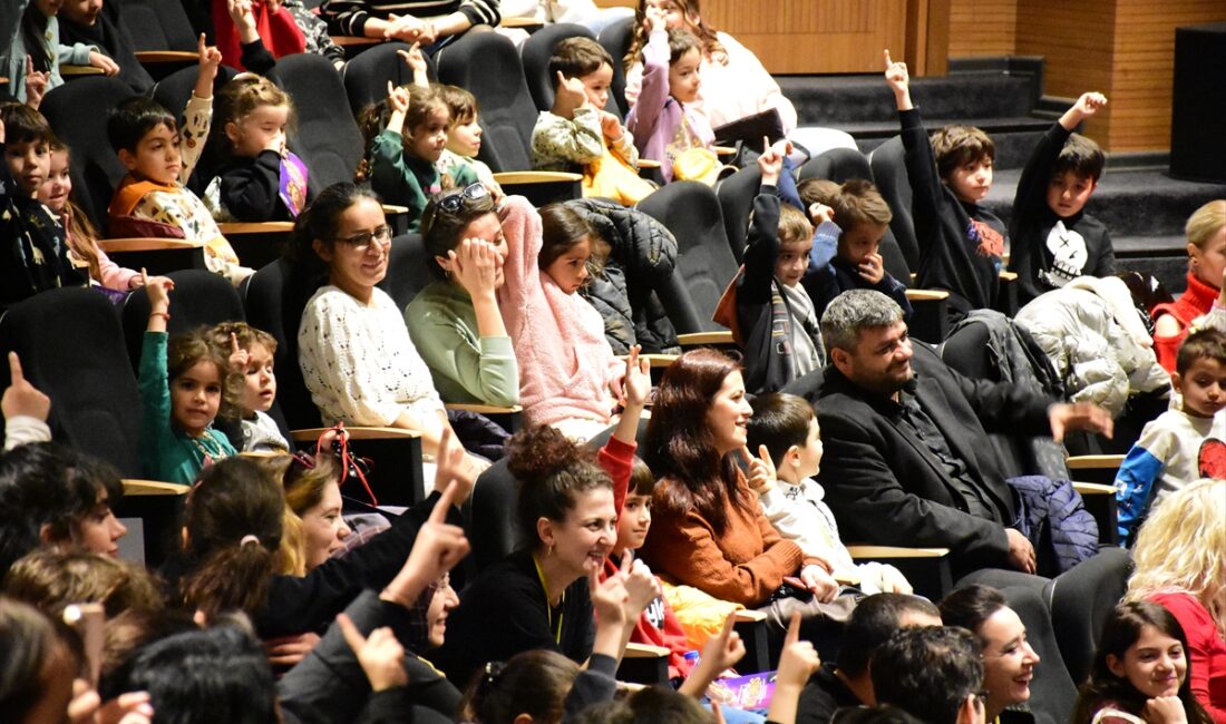 Antalya'da düzenlenen “Uluslararası Sömestir Festivali” devam ediyor ANTALYA (AA) – Antalya'da, çocukların yarıyıl tatilinde sanatla buluşmaları amacıyla