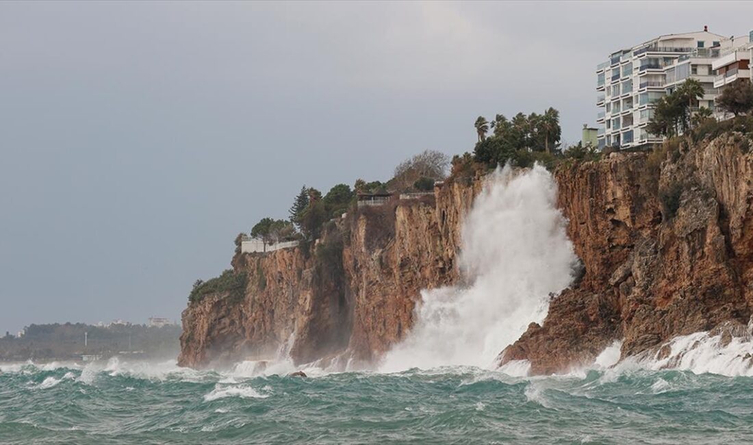 Antalya'da falezlerden düşen 2 genç öldü Antalya'da falezlerden düşen 2 genç hayatını kaybetti.