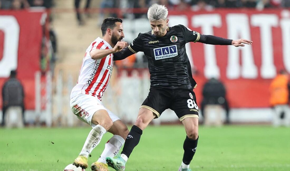 Trendyol Süper Lig'in 19. haftasında oynanan Bitexen Antalyaspor-Corendon Alanyaspor karşılaşması