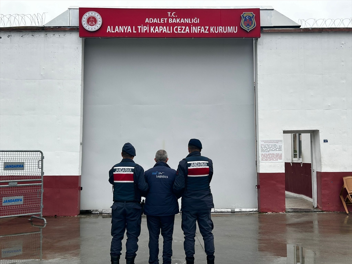 Antalya'da haklarında hapis cezası bulunan 233 hükümlü yakalandı