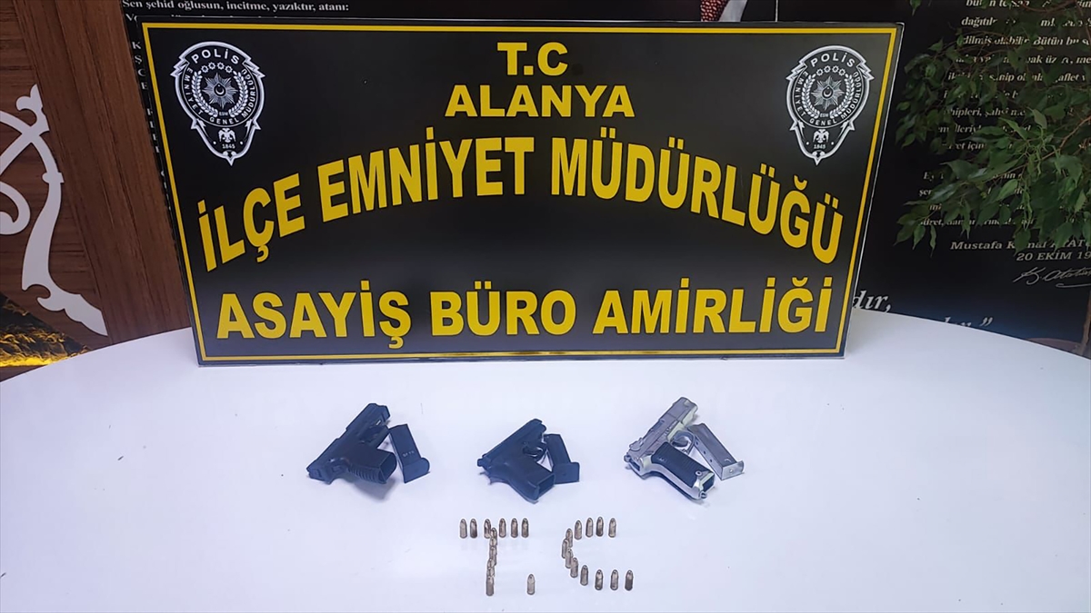 ANTALYA (AA) – Antalya'nın Alanya ilçesinde, bir iş yerinin önünde