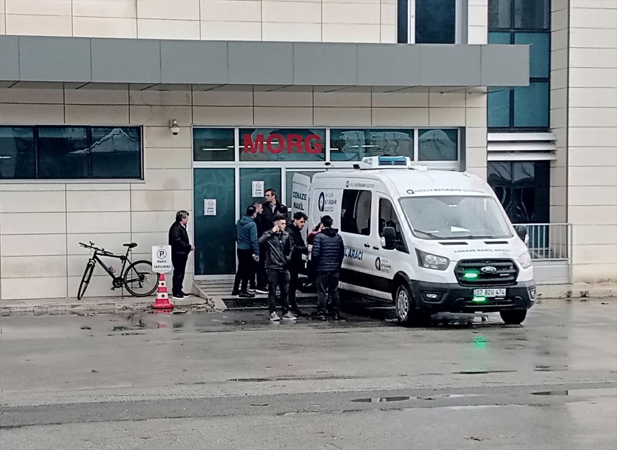 Antalya'da motosikletle hafif ticari aracın çarpışması sonucu 1 kişi hayatını kaybetti