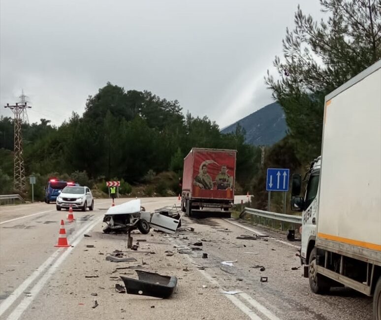ANTALYA (AA) – Antalya'nın Finike ilçesinde otomobil ile tırın çarpışması