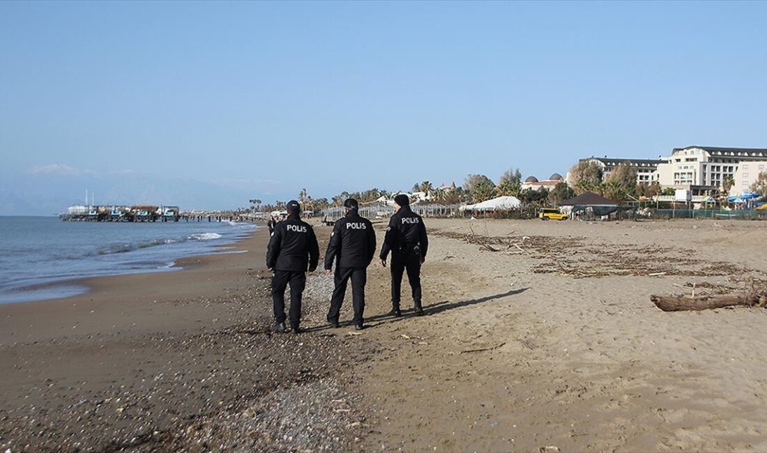Antalya'nın Serik ilçesinde polis ekipleri, cesetlerin kıyıya vurduğu sahillerde devriye