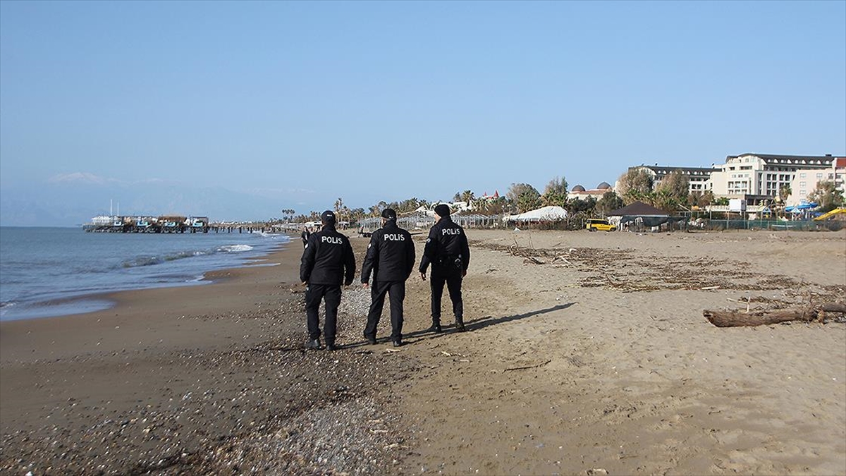 Antalya'nın Serik ilçesinde polis ekipleri, cesetlerin kıyıya vurduğu sahillerde devriye