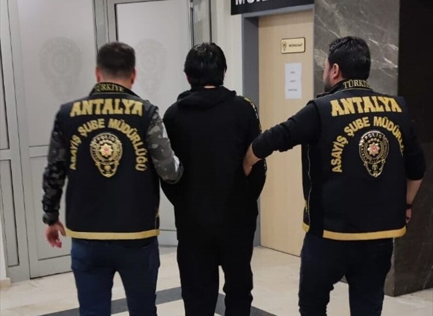 ANTALYA (AA) – Antalya'da polis ekiplerince çeşitli noktalarında denetimler gerçekleştirildi.