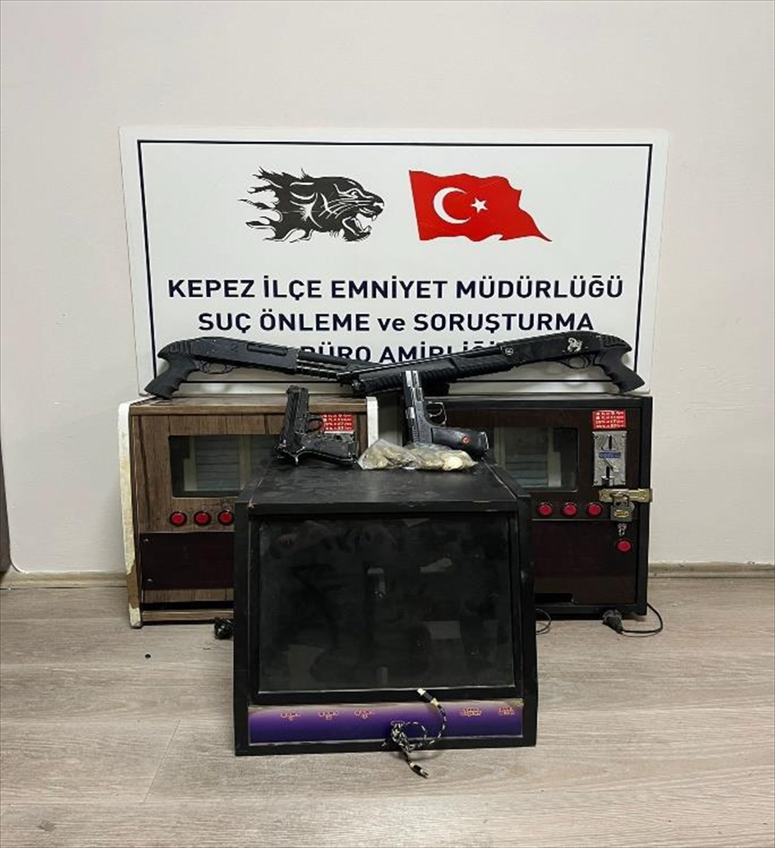 ANTALYA (AA) – Antalya'nın Kepez ilçesinde polis ekipleri denetimlerini sürdürüyor.