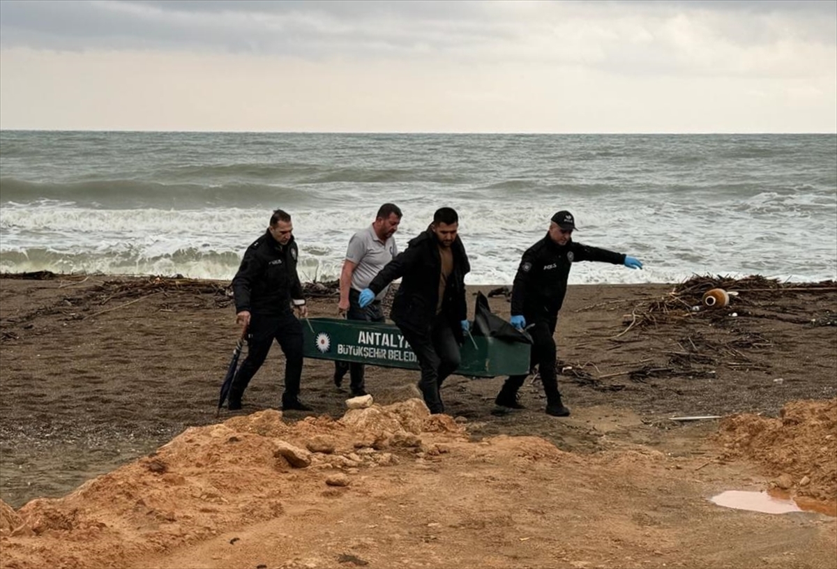 Antalya'da sahilde ceset bulundu