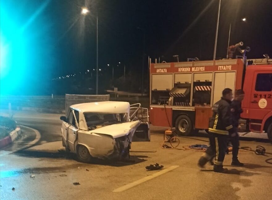 ANTALYA (AA) – Antalya’nın Kumluca ilçesinde iki otomobilin çarpışması sonucu