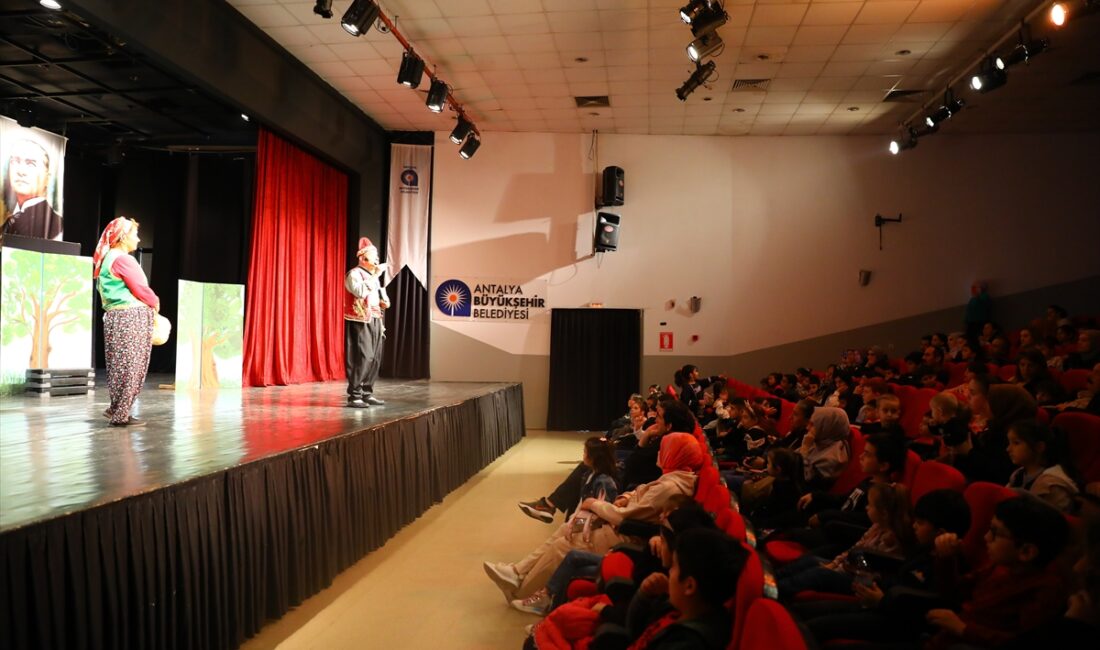 ANTALYA (AA) – Antalya'da çocukların yarıyıl tatilinde sanatla buluşmaları amacıyla