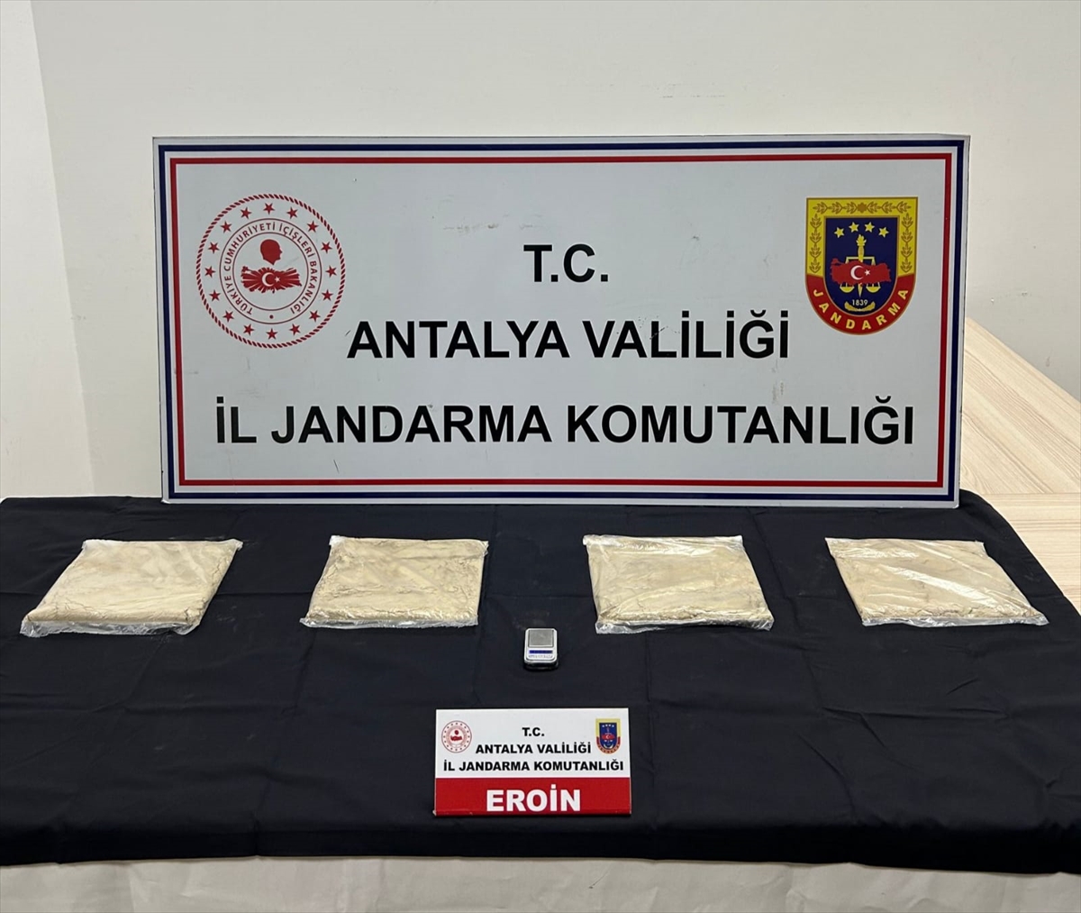 Antalya'da uyuşturucu operasyonunda yakalanan 2 şüpheli tutuklandı