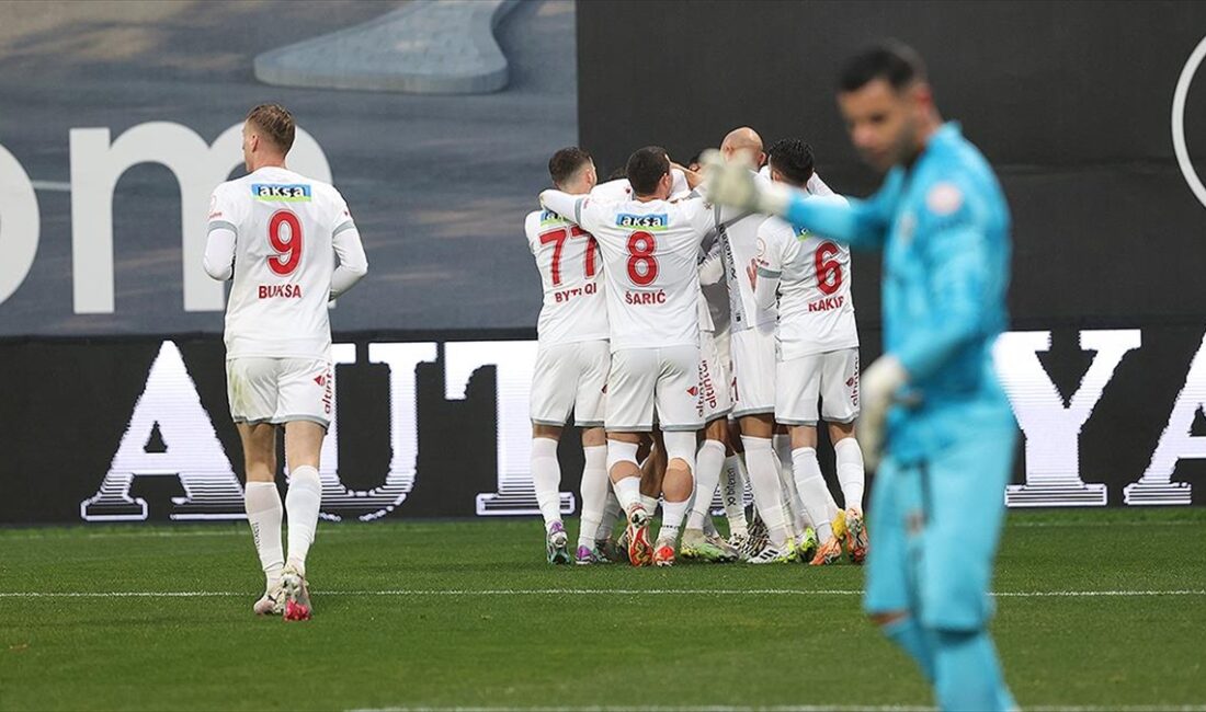 Trendyol Süper Lig'in ertelenen 16. hafta maçında Bitexen Antalyaspor, Siltaş