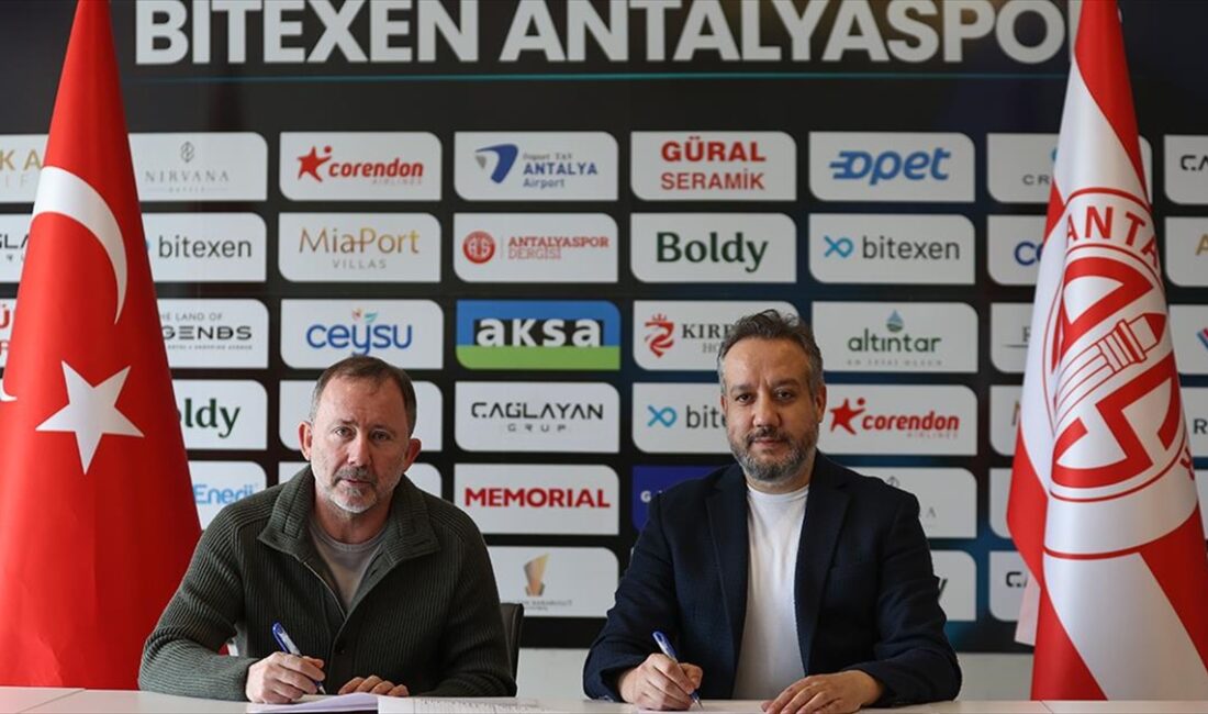 Trendyol Süper Lig ekiplerinden Bitexen Antalyaspor, teknik direktör Sergen Yalçın