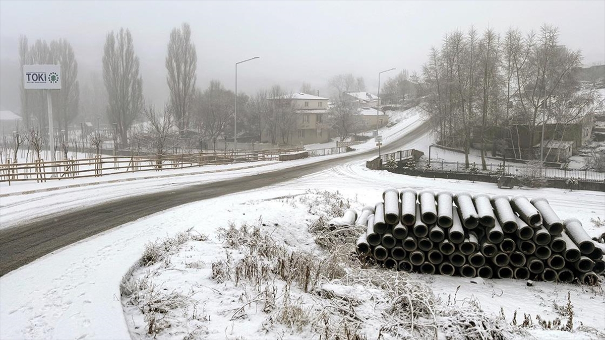 Ardahan ile Kars'ta buzlanma ve kar yağışı etkili oldu.