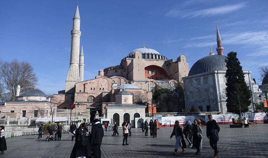 Ayasofya-i Kebir Camii Şerifi'ne ibadet için gelenler ile turistik amaçlı