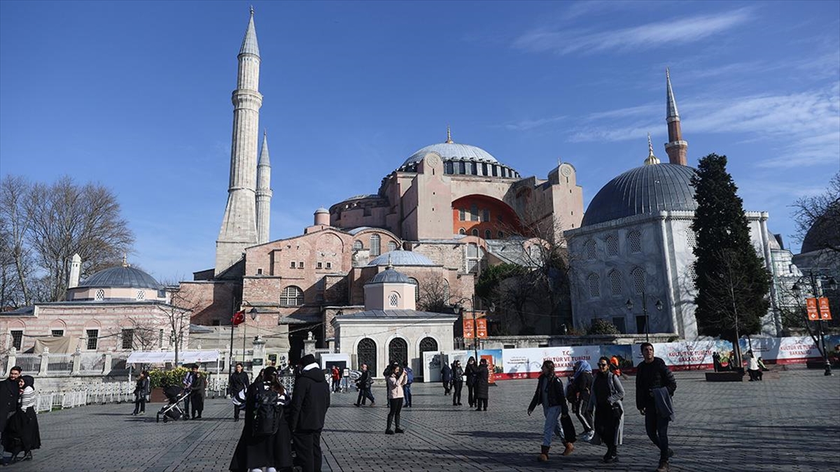 Ayasofya-i Kebir Camii Şerifi'ne ibadet için gelenler ile turistik amaçlı