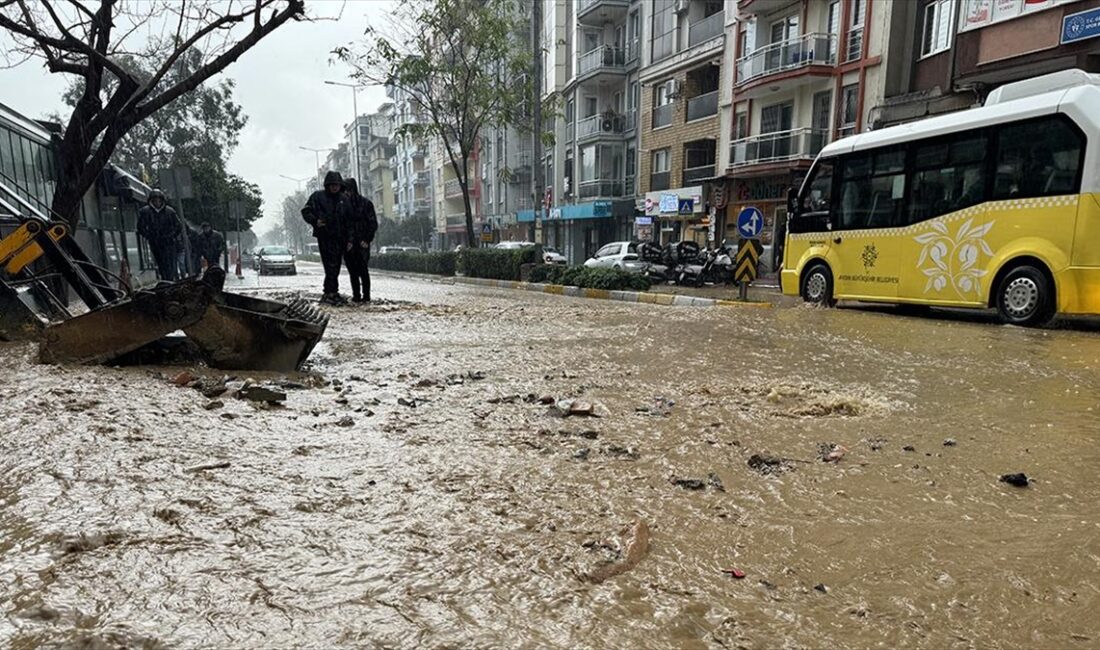 Aydın'da etkili olan sağanak nedeniyle bazı ev ve iş yerlerini