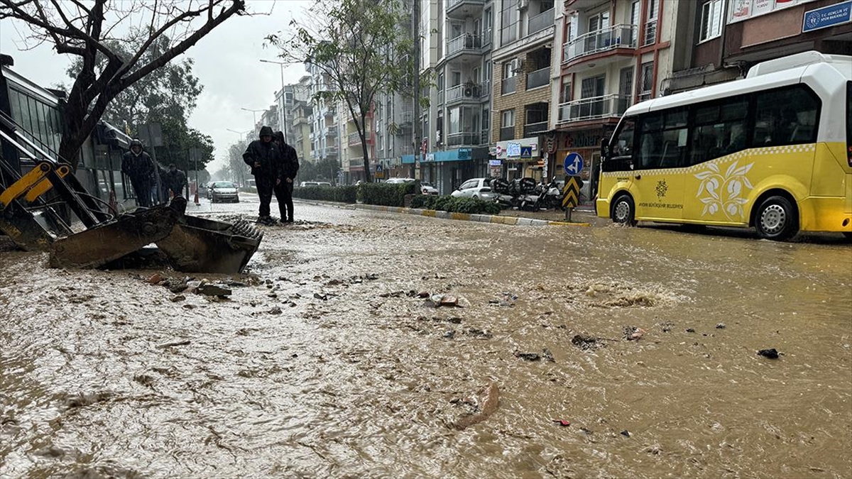 Aydın'da etkili olan sağanak nedeniyle bazı ev ve iş yerlerini