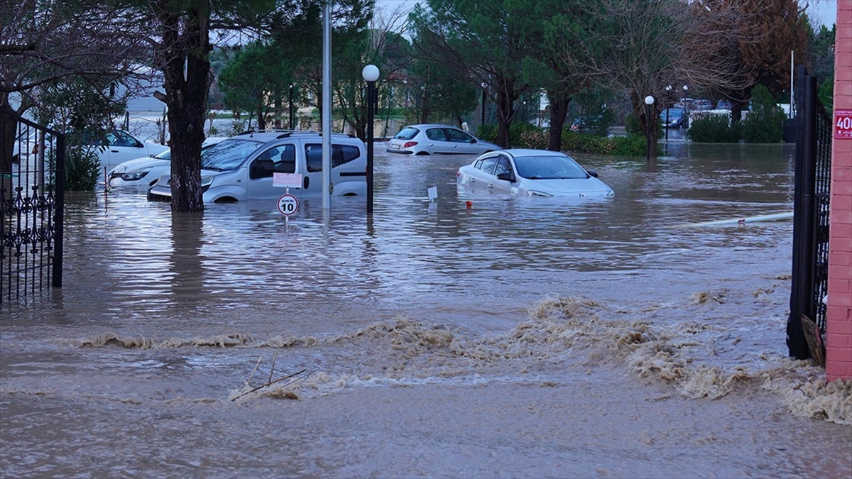 Balıkesir'in Ayvalık ilçesinde, etkili olan sağanak nedeniyle su baskınları yaşandı,