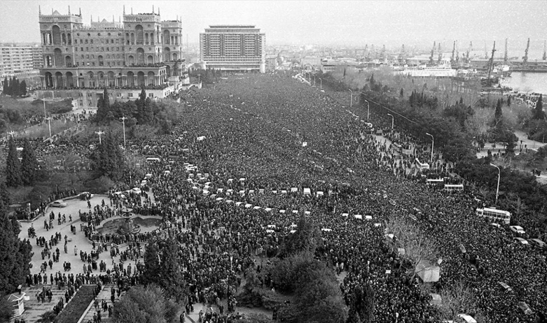 Azerbaycan'da 20 Ocak 1990'da eski Sovyet ordusunun başkent Bakü ve