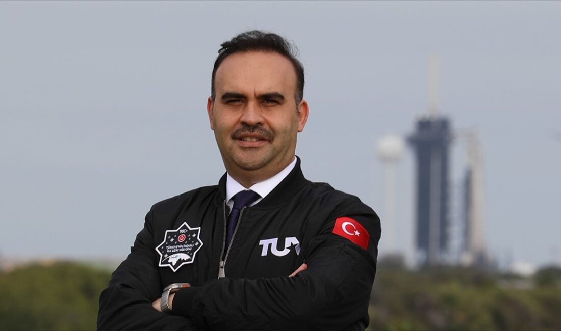 Sanayi ve Teknoloji Bakanı Kacır, ilk Türk astronot Alper Gezeravcı'nın