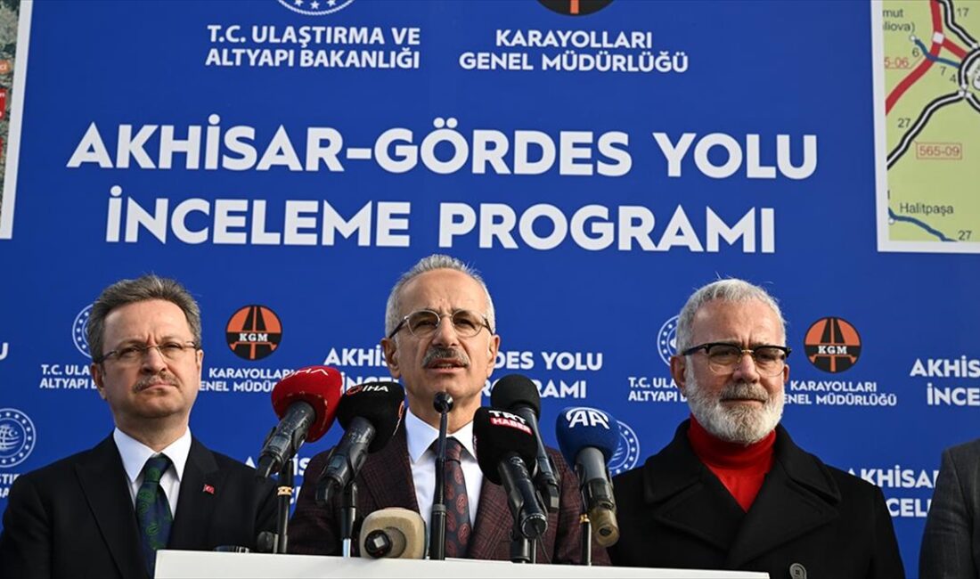 Ulaştırma ve Altyapı Bakanı Abdulkadir Uraloğlu, yapımı devam eden Akhisar-Gördes