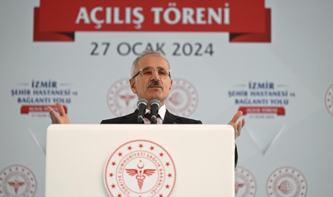Ulaştırma ve Altyapı Bakanı Abdulkadir Uraloğlu, İzmir'de AK Parti iktidarları