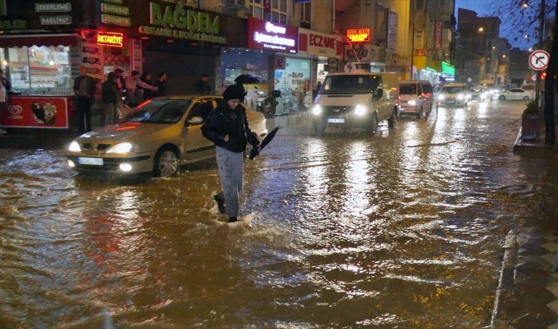 BALIKESIR (AA) – Akşam saatlerinde aniden bastıran kuvvetli yağış dolayısıyla