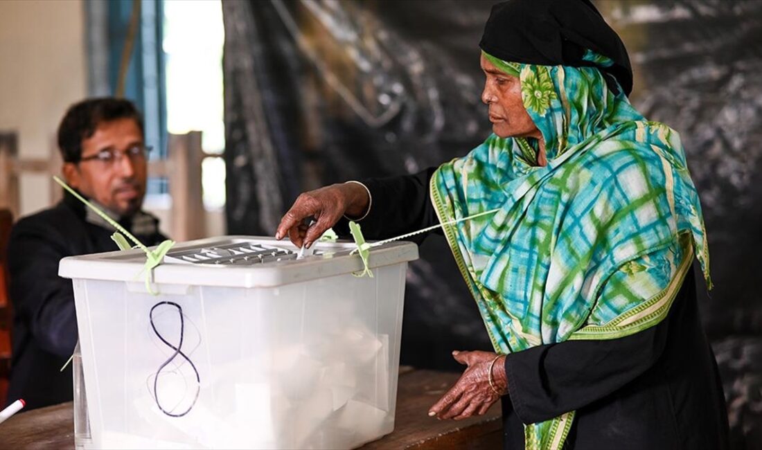 Bangladeş'te düzenlenen 12'nci genel seçim için halk sandık başına gitti.