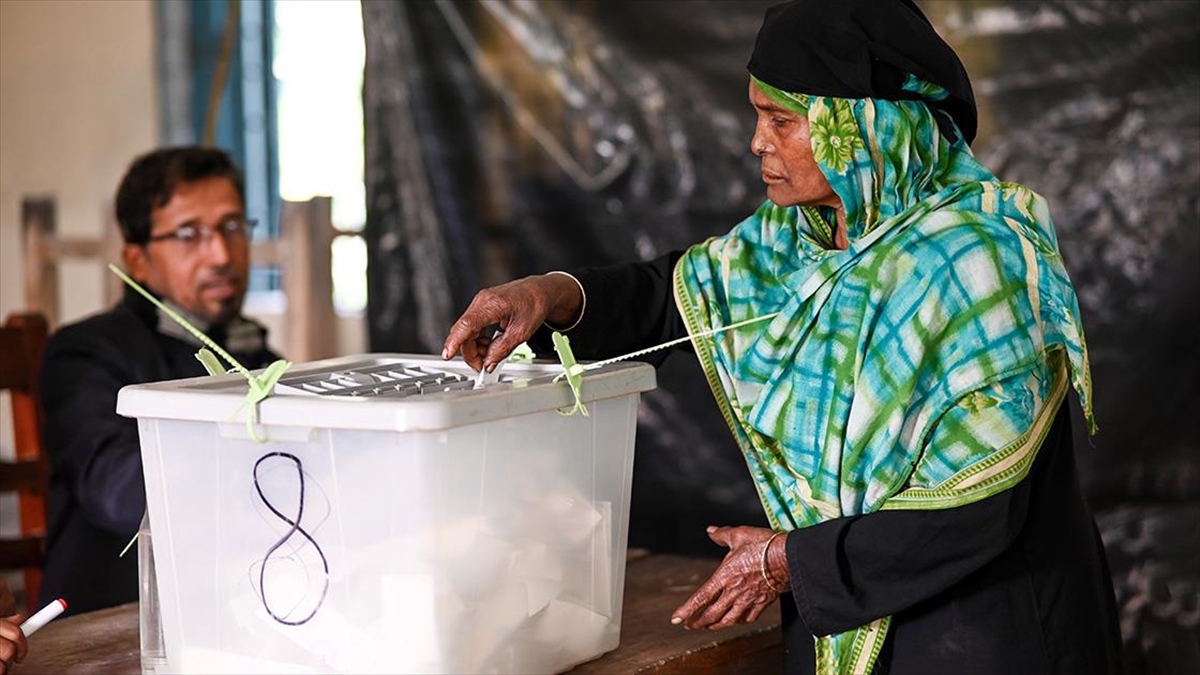 Bangladeş'te düzenlenen 12'nci genel seçim için halk sandık başına gitti.