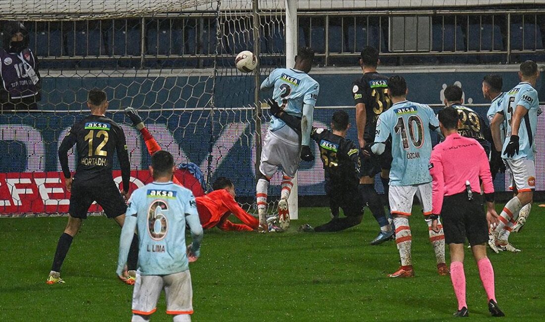 Trendyol Süper Lig'de 16. haftanın erteleme maçında RAMS Başakşehir, Kasımpaşa'yı