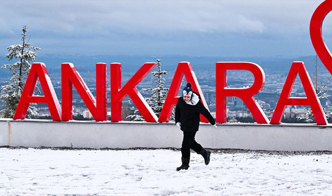 Ankara'da öğleden sonra başlayan kar yağışı kısa süreli etkili oldu.