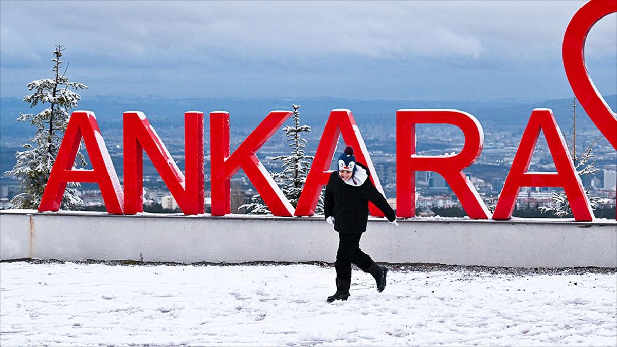 Ankara'da öğleden sonra başlayan kar yağışı kısa süreli etkili oldu.