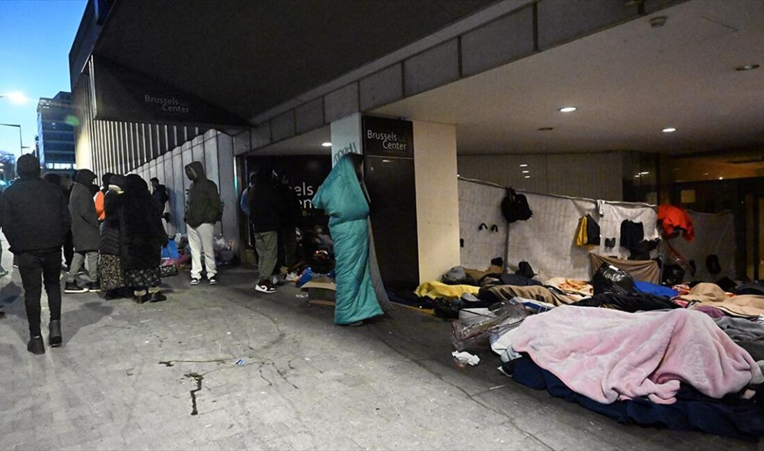 Belçika'nın başkenti Brüksel'de uluslararası koruma başvurusunda bulunmak isteyen sığınmacılar, barınabilecekleri
