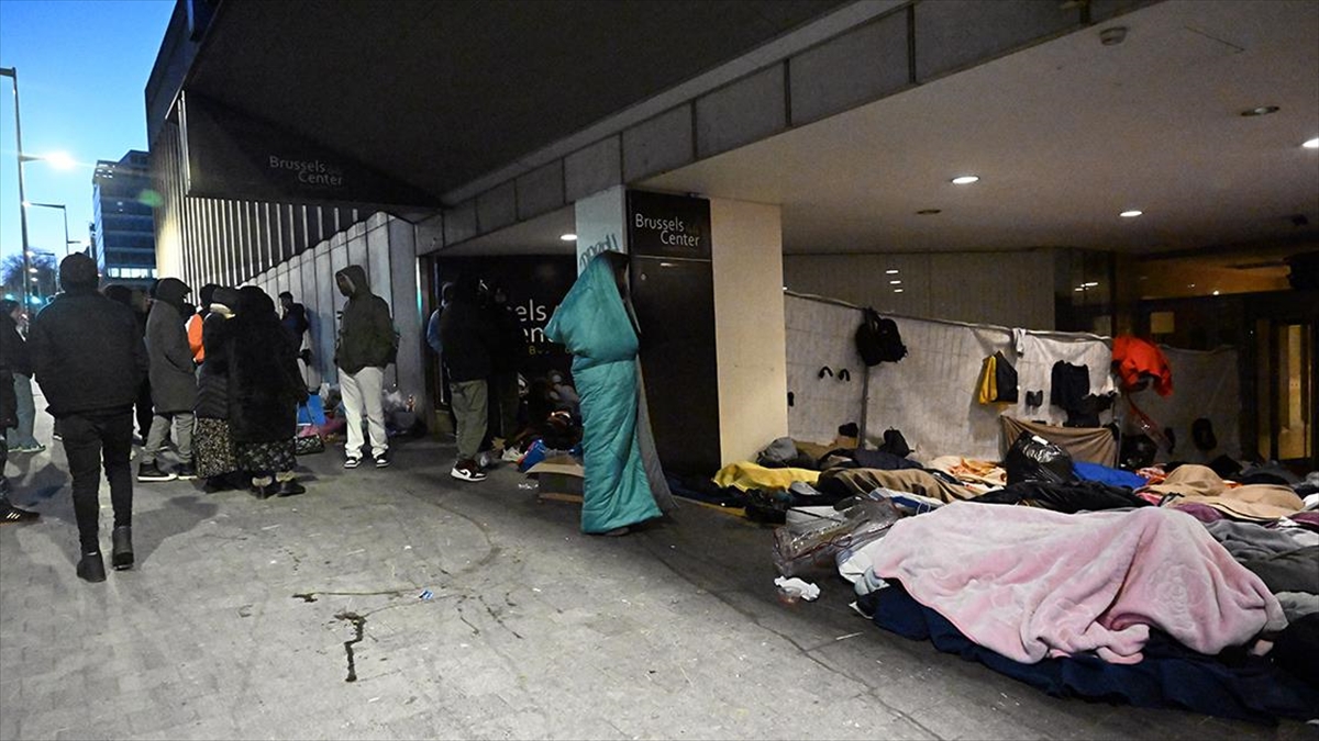 Belçika'nın başkenti Brüksel'de uluslararası koruma başvurusunda bulunmak isteyen sığınmacılar, barınabilecekleri