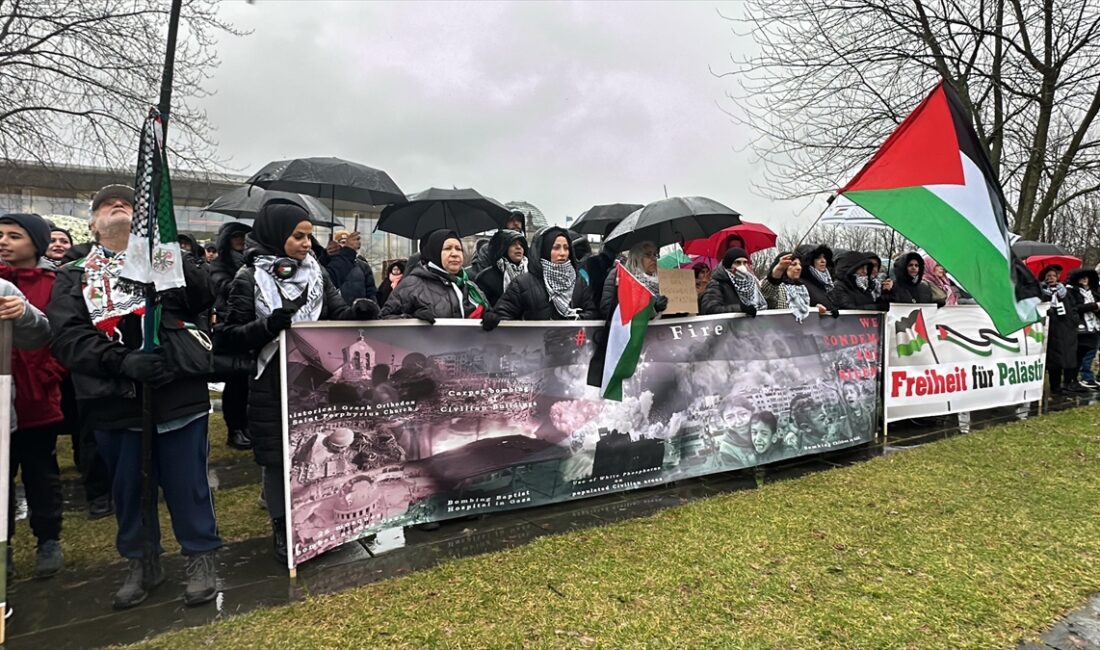 BERLIN (AA) – Başbakanlık Binası önünde yoğun yağmur altında toplanan
