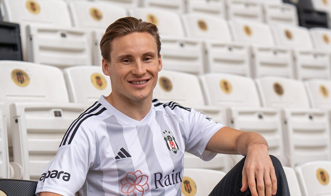 Beşiktaş'ın yeni transferi Jonas Svensson, siyah-beyazlı takımla birlikte ileri doğru